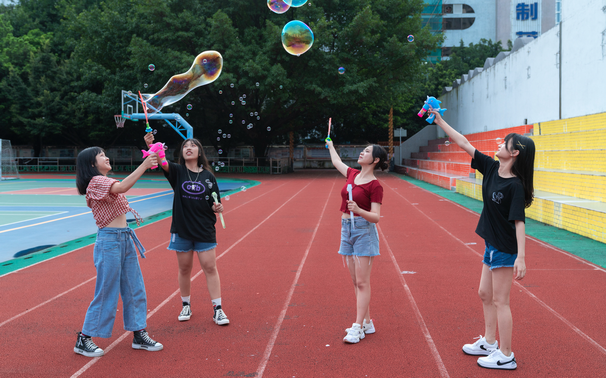 [图]鬼马学生第18集：开心四人组（微导拍社）