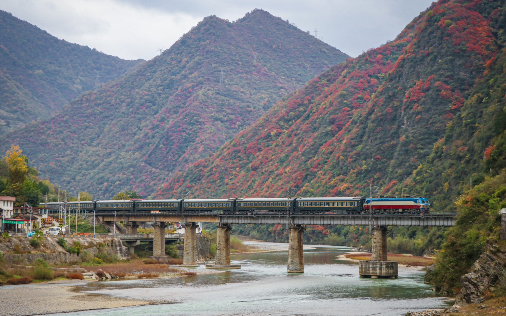 【宝成铁路】西局西段ss7d-0012牵引t7次通过白水江站附近