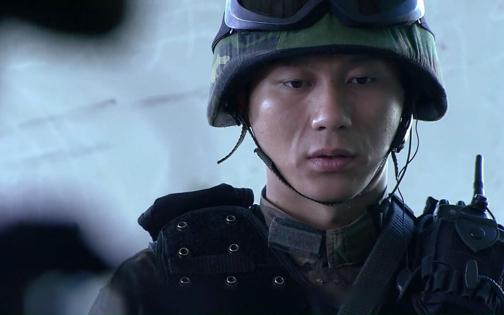 绝密押运几十亿的旧钞当垃圾销毁士兵眼都看直了正好有一捆调到他脚下