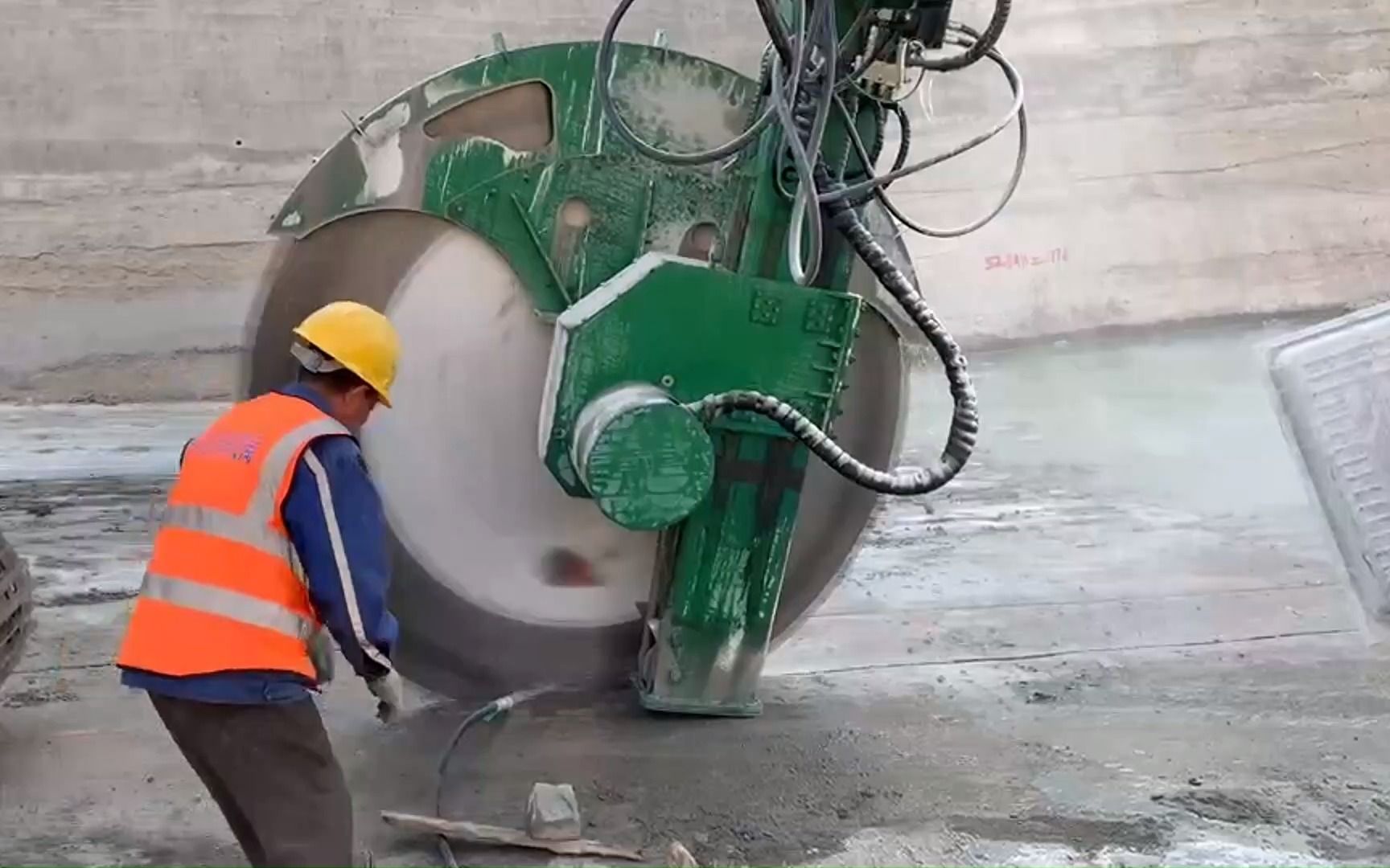 挖掘机用圆盘锯 隧道施工岩石锯 挖机液压圆盘锯