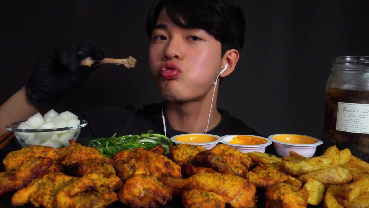 韩国帅气吃播小哥哥chansorias烤鸡翅辣椒棒炸鸡吃播