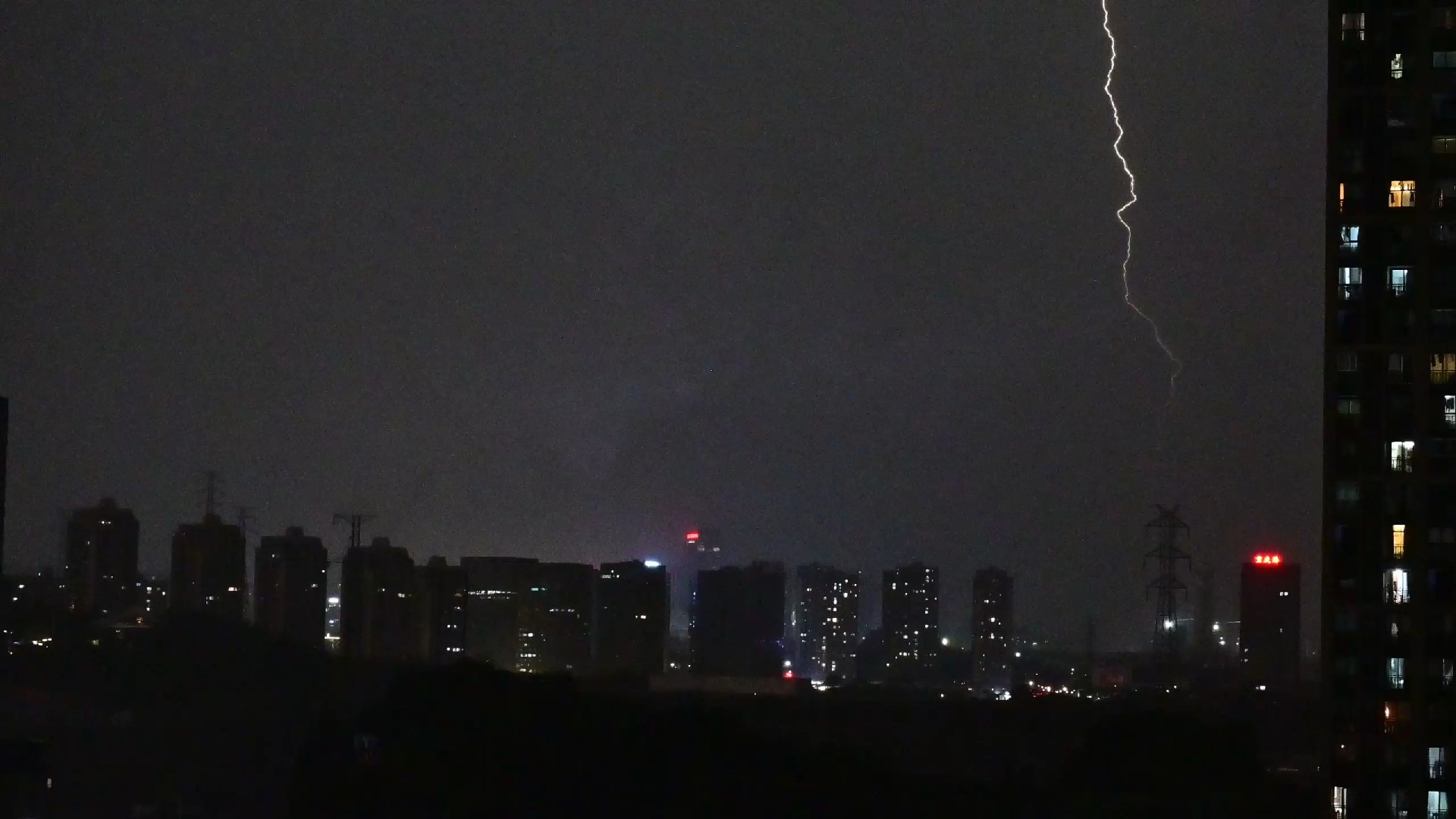 夏天打雷暴雨涨水