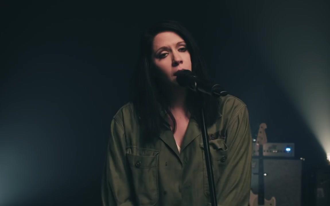 [图]K.Flay | "Blood In The Cut" | Live from YouTube Space LA{最roll版本的live}