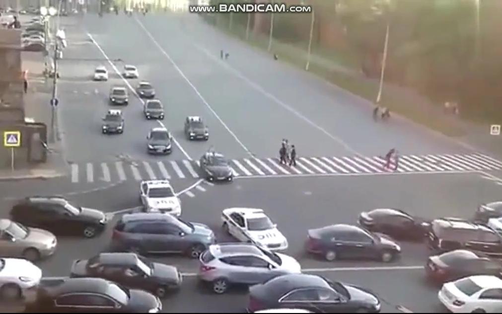 [图]当总统专车遭遇堵车？普京车队霸气处理