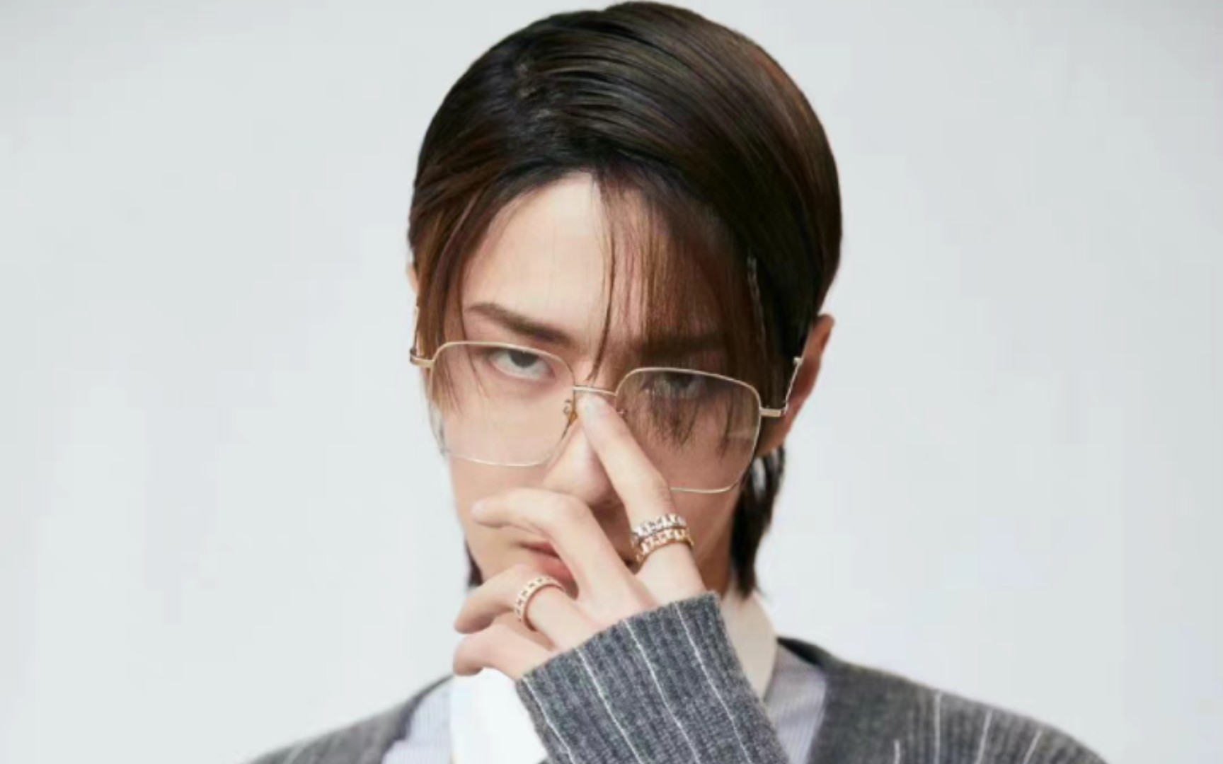 丹凤眼,下三白,眼神的清冷感被王一博狠狠拿捏了!