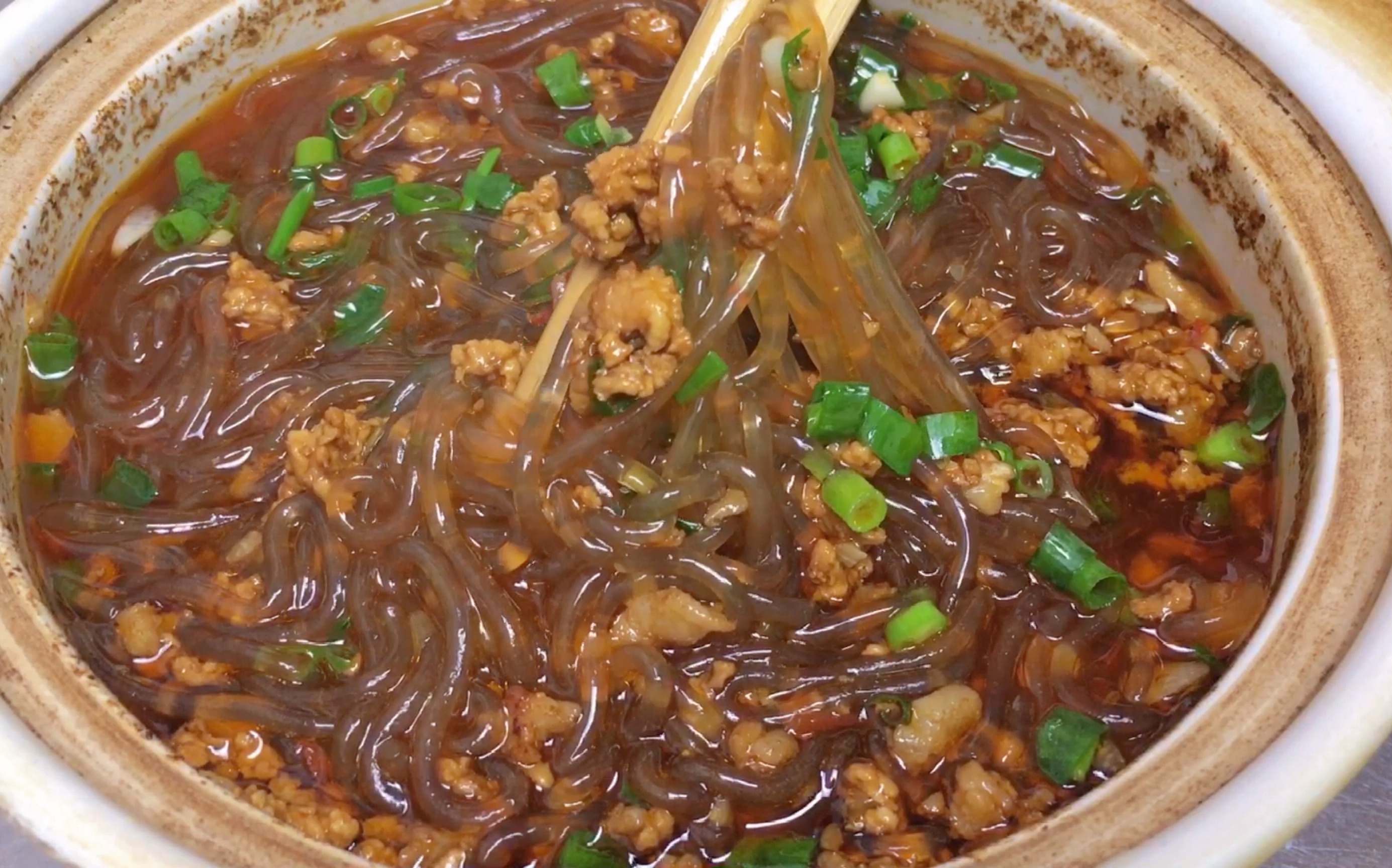 下饭家常菜"肉糜粉丝煲"咸香入味,干饭神器,好吃到停不下来_哔哩哔哩