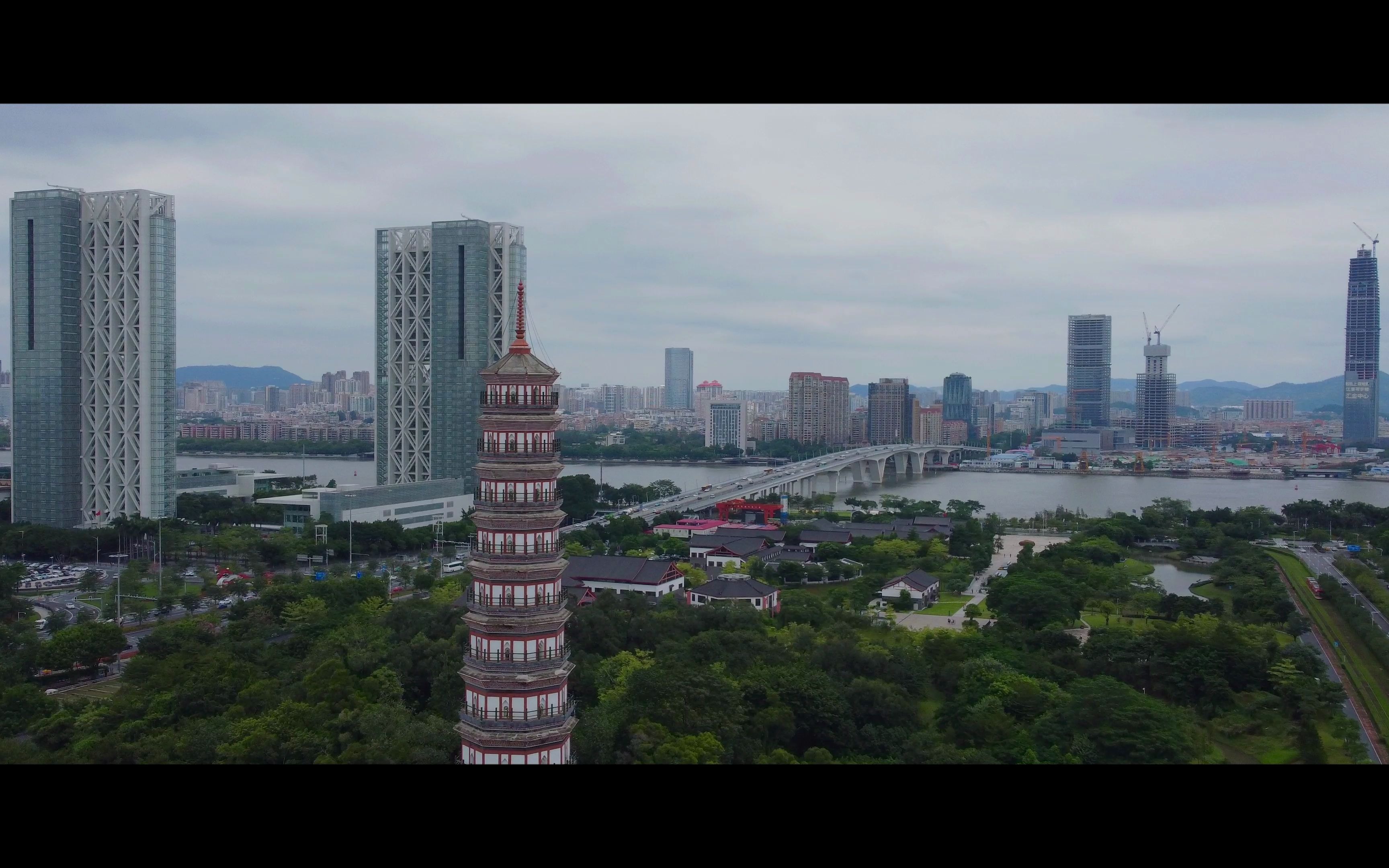 航拍-繁华城市的静谧的小公园(广州琶洲塔)