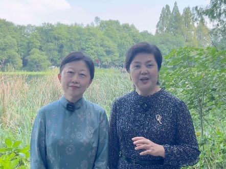 芦苇荡齐整浩瀚,如同原野,浩浩接天.这里芦苇丛生,远接天边.站在高一点的地方,看到的是九分芦苇,一分如烟的水道.#朗诵#中老年朗诵#古诗#朗诵...