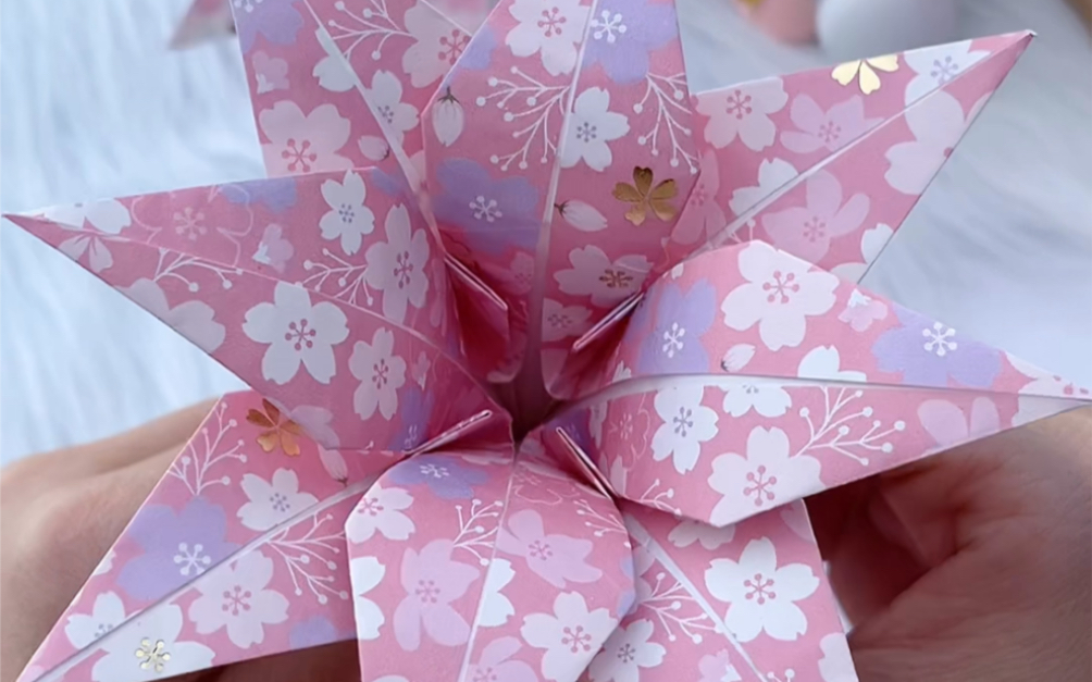 两张纸折出来的百合花,成品太好看了!给闺蜜安排上