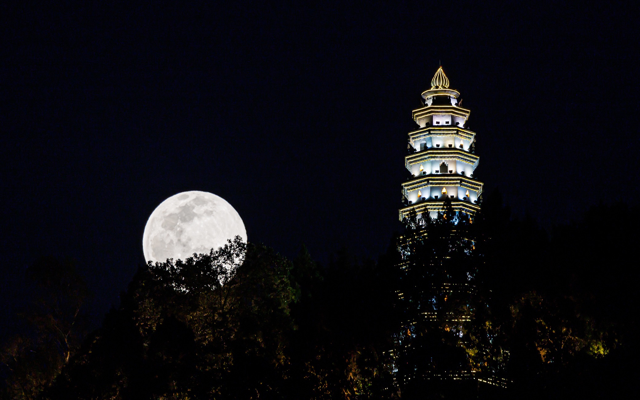 南充白塔公园夜景图片