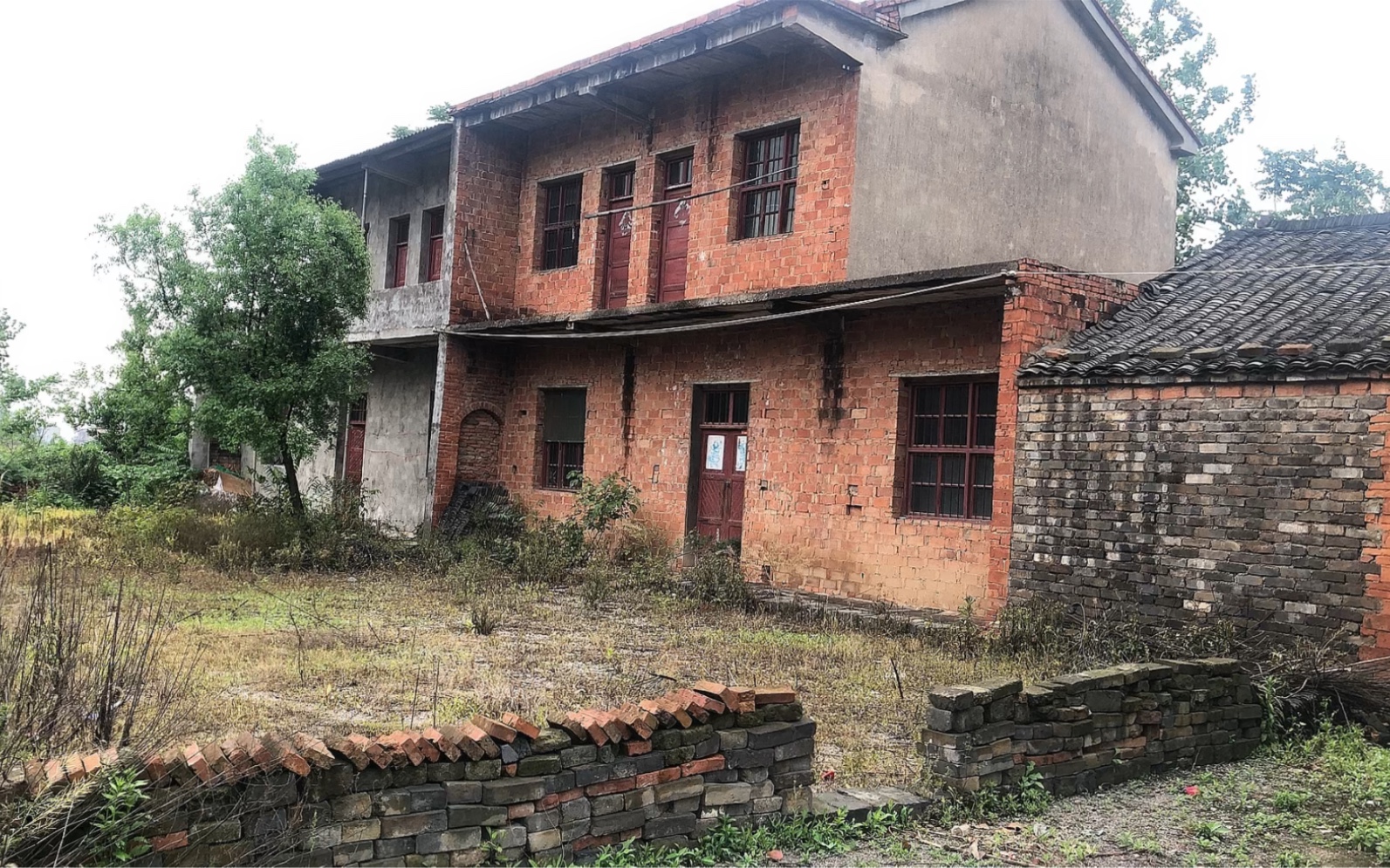 农村废弃或者半废弃的房子