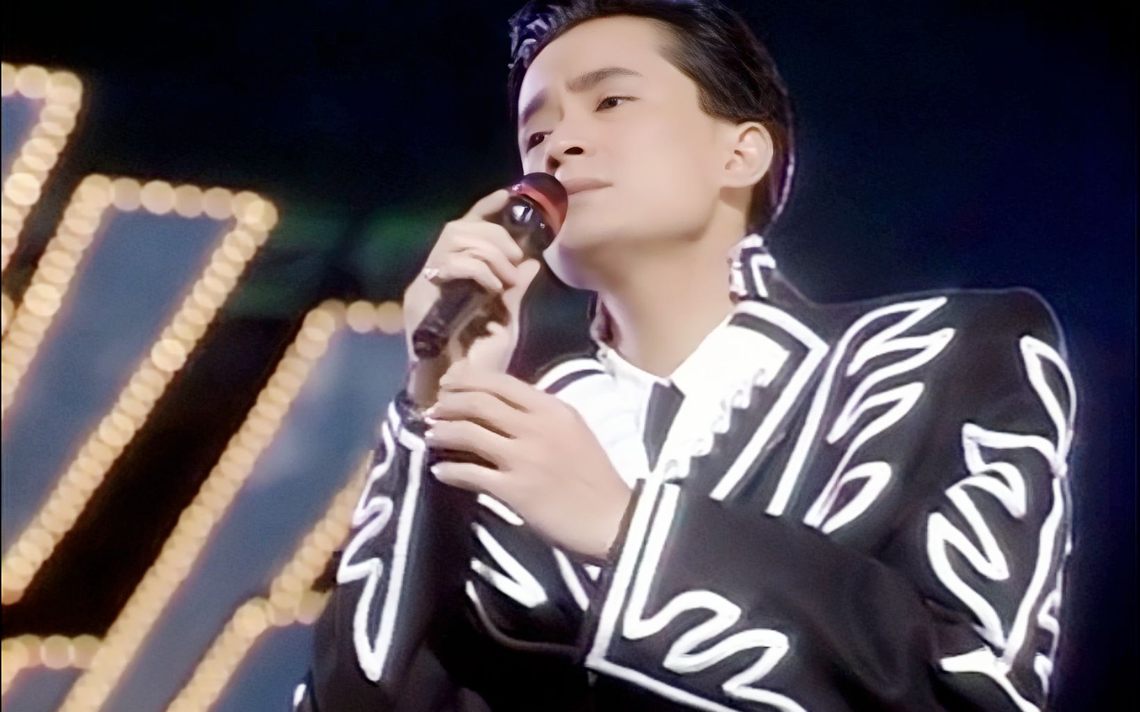 问你——陈汝佳在1989亚太歌赛上演唱的比赛曲目