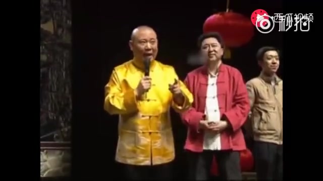 [图]罕见的老视频：郭德纲，岳云鹏，何云伟同台唱《送情郎》 谦大爷亲自为何云伟拿话筒。