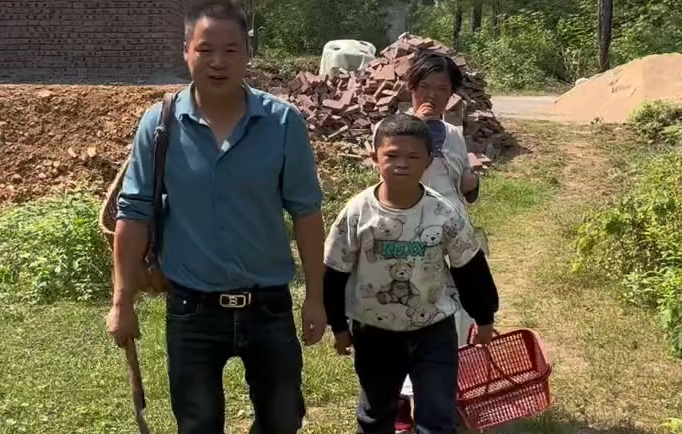 范小勤真的长大了,现在每天都心事重重,脸上也没有笑容了!