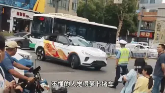 Télécharger la video: 萝卜快跑和交警杠上了