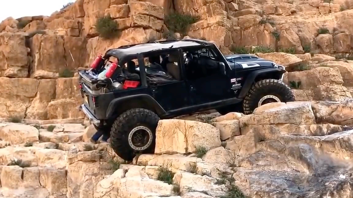 jeep牧马人极限越野攀爬石头