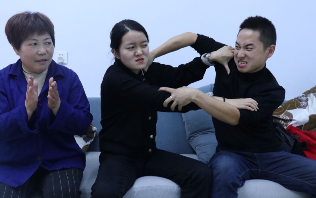 小两口吵架影响妈妈看电视,不料妈妈不但不制止还鼓掌支持