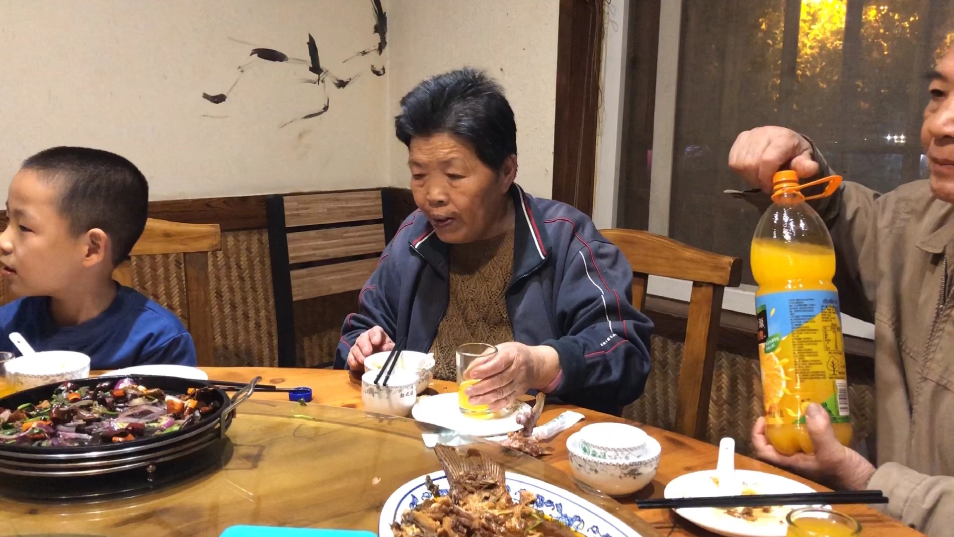 活动  请河北石家庄城中村丈母娘吃饭,11个菜,下馆子她还是放不开