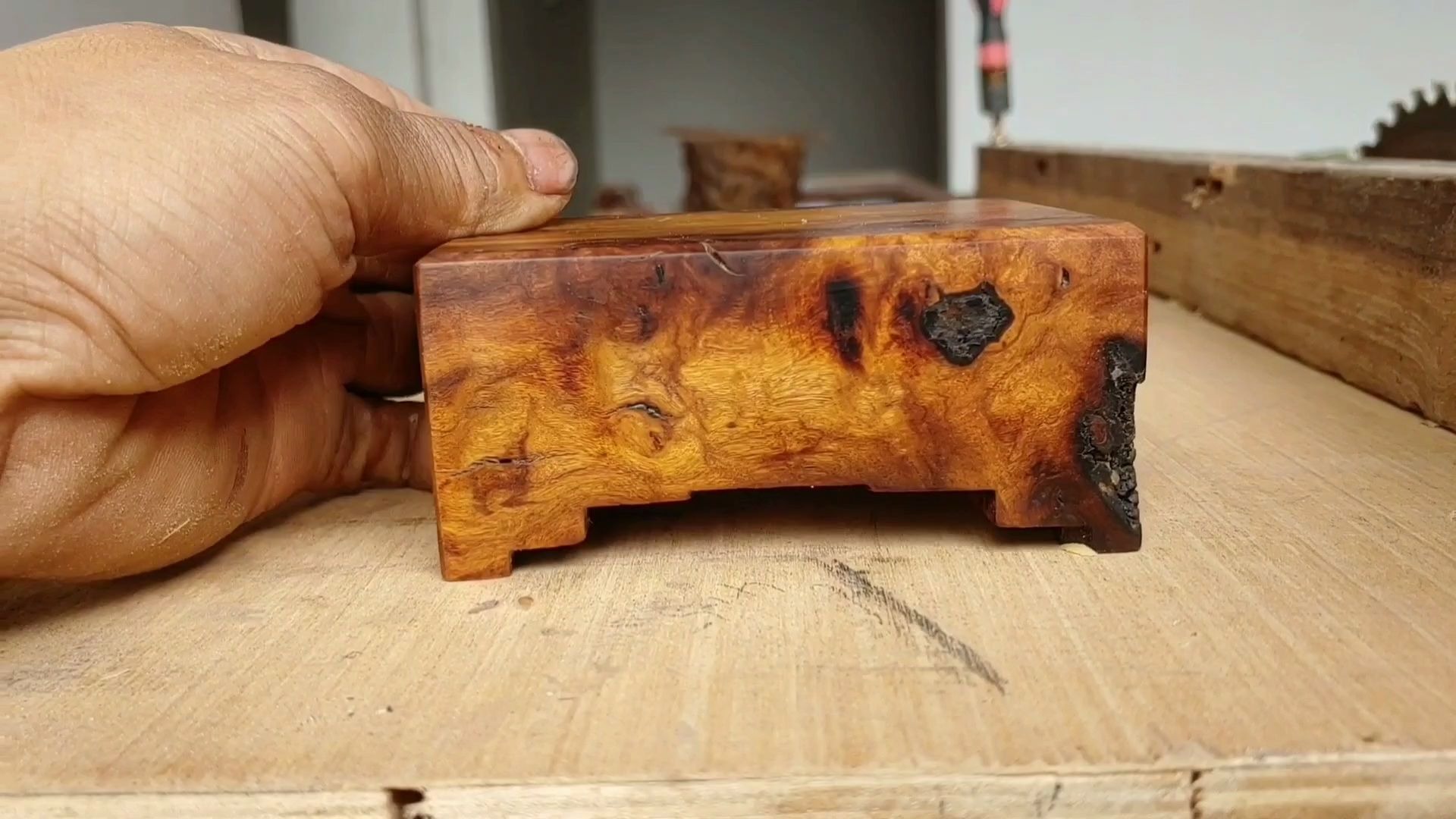 木匠制作一体成型的石头底座 你们觉得怎么样 喜欢吗