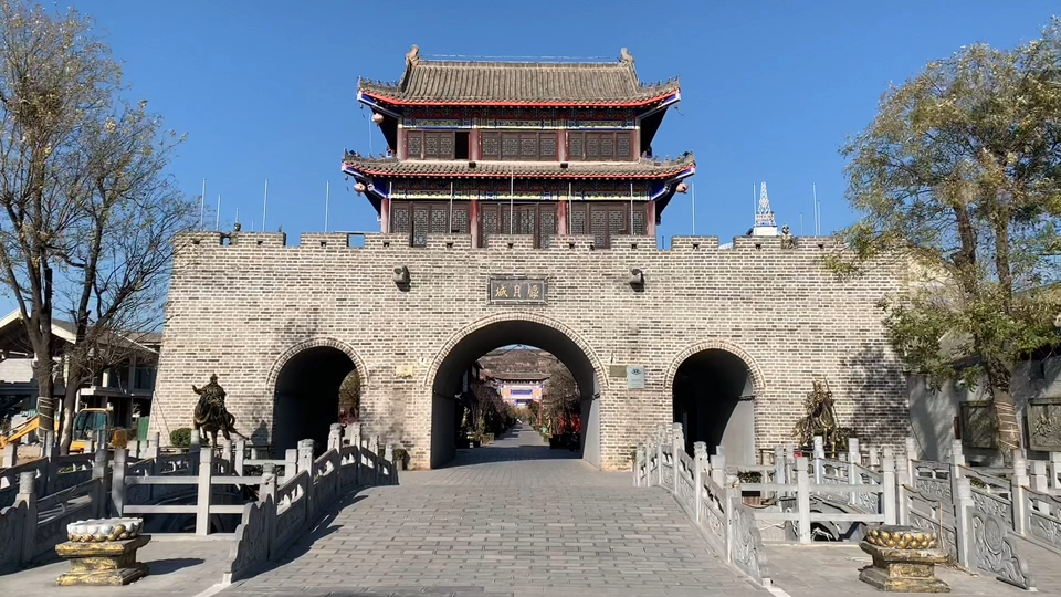 巩义市偃月古城门可罗雀,是什么导致了仿古古城的狂建和衰落?