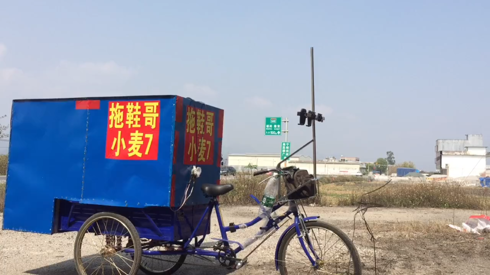 拖鞋哥房车旅行记:拖鞋哥在野外做了一锅,番茄鸡蛋萝卜粥,这味道真不