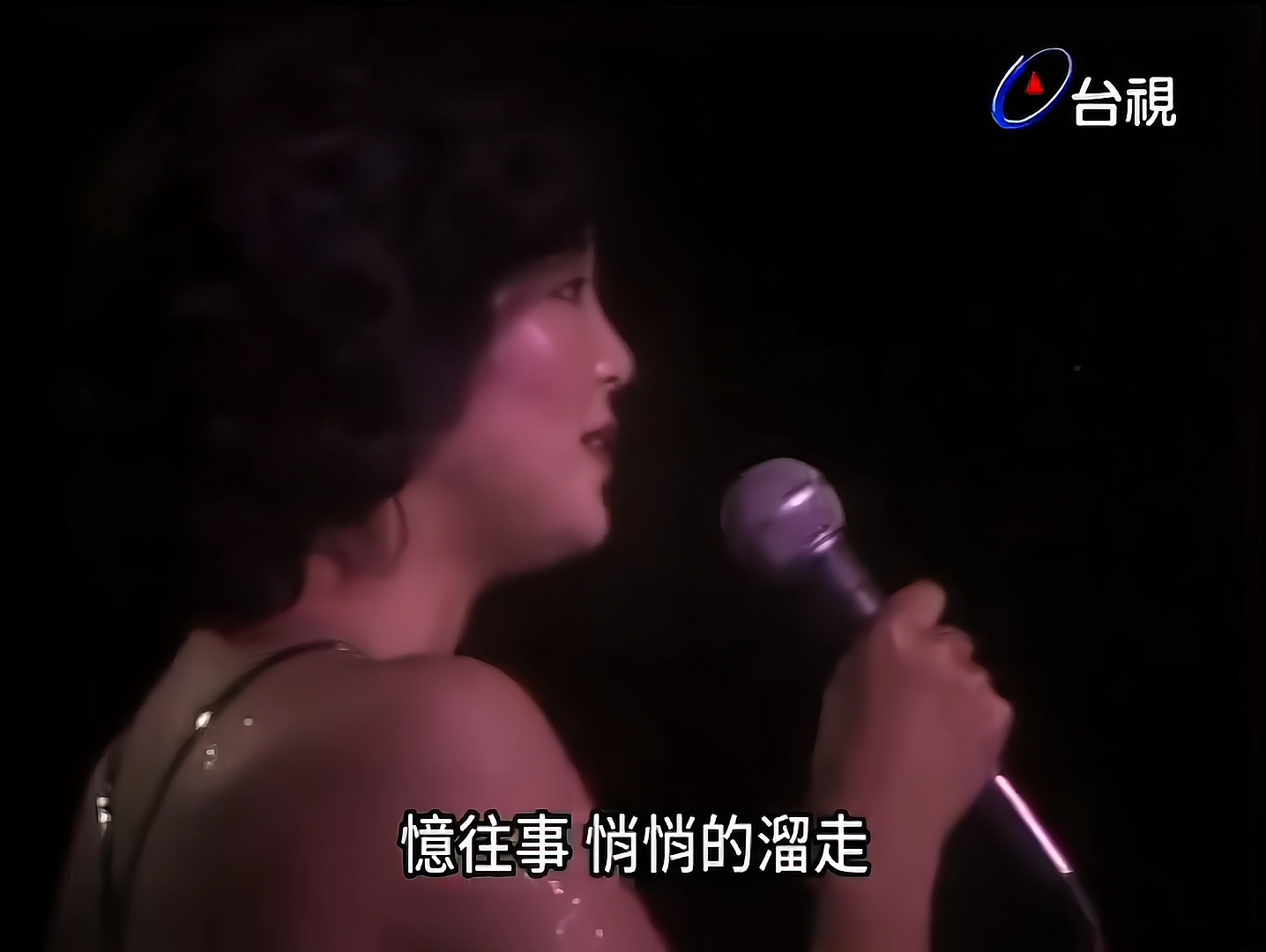 [图]【4K修复】邓丽君 江水悠悠泪长流 1980年演唱会