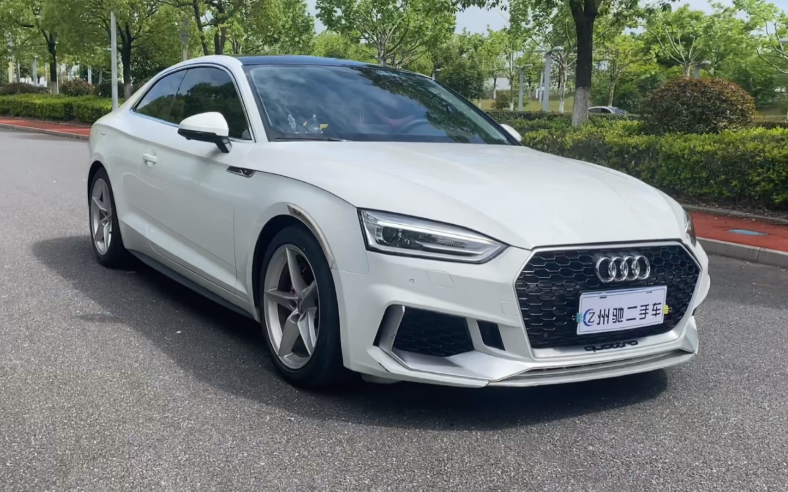 试着拍拍车,给大家多角度展示奥迪a5双门轿跑车