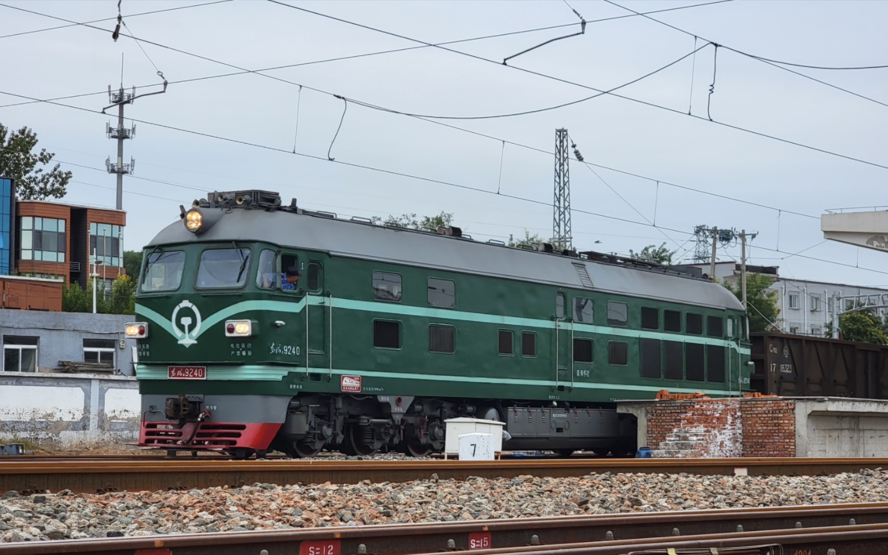 京局怀段df4b-9240倒推数节敞车进入昌平北站