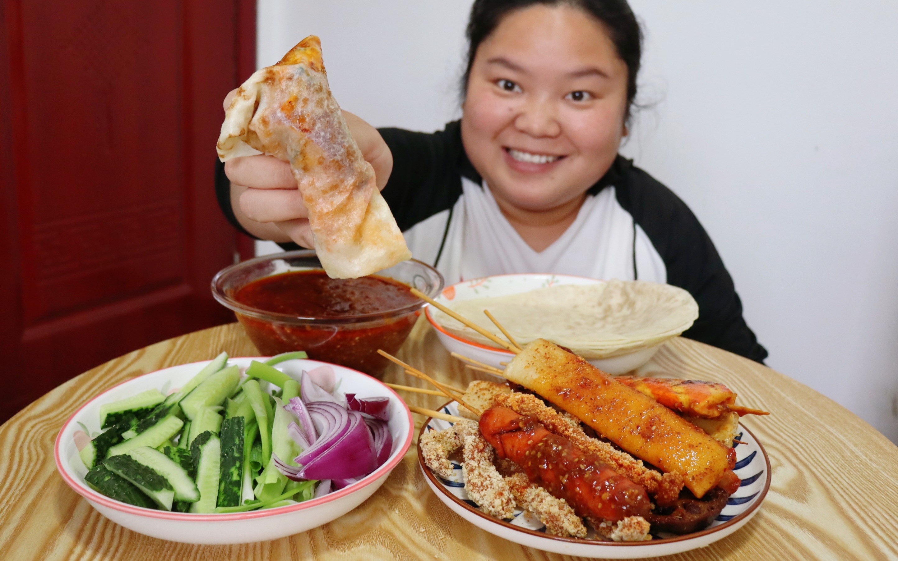 小婷熬了碗酱,用春饼卷炸串,配上小菜,简直就是人间美味哔哩哔哩bilibili