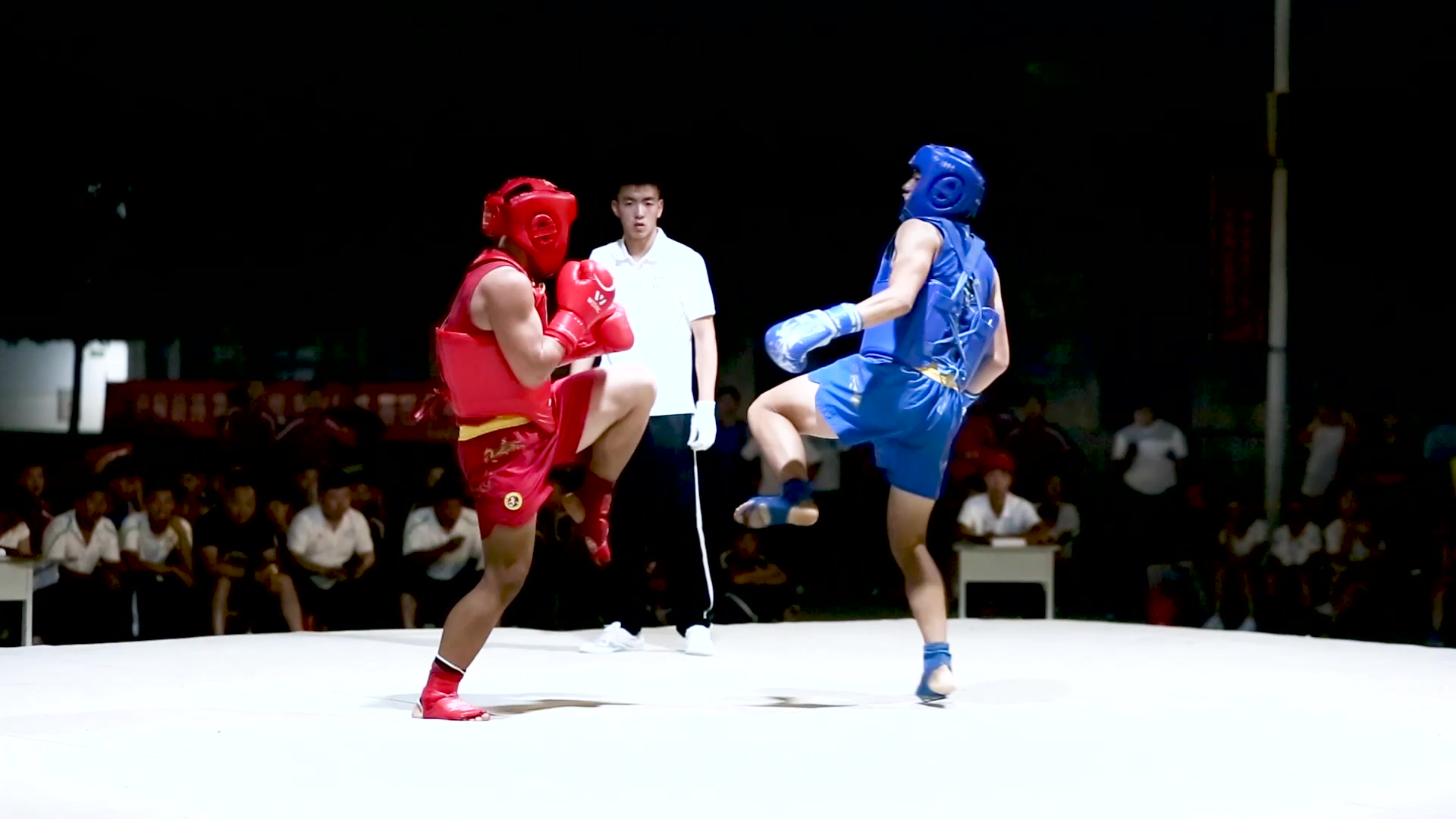 武校男孩散打对抗赛中拼打激烈,动作灵敏,男子汉气概十足!