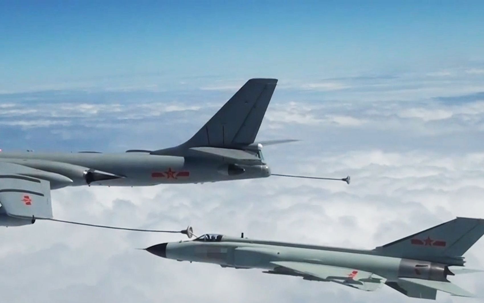 八爷还在服役第一视角直击歼8ii空中加油