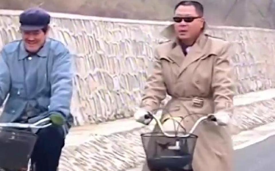 马大帅:彪哥带马大帅高速骑自行车,结果半路被警察拦住,太逗了