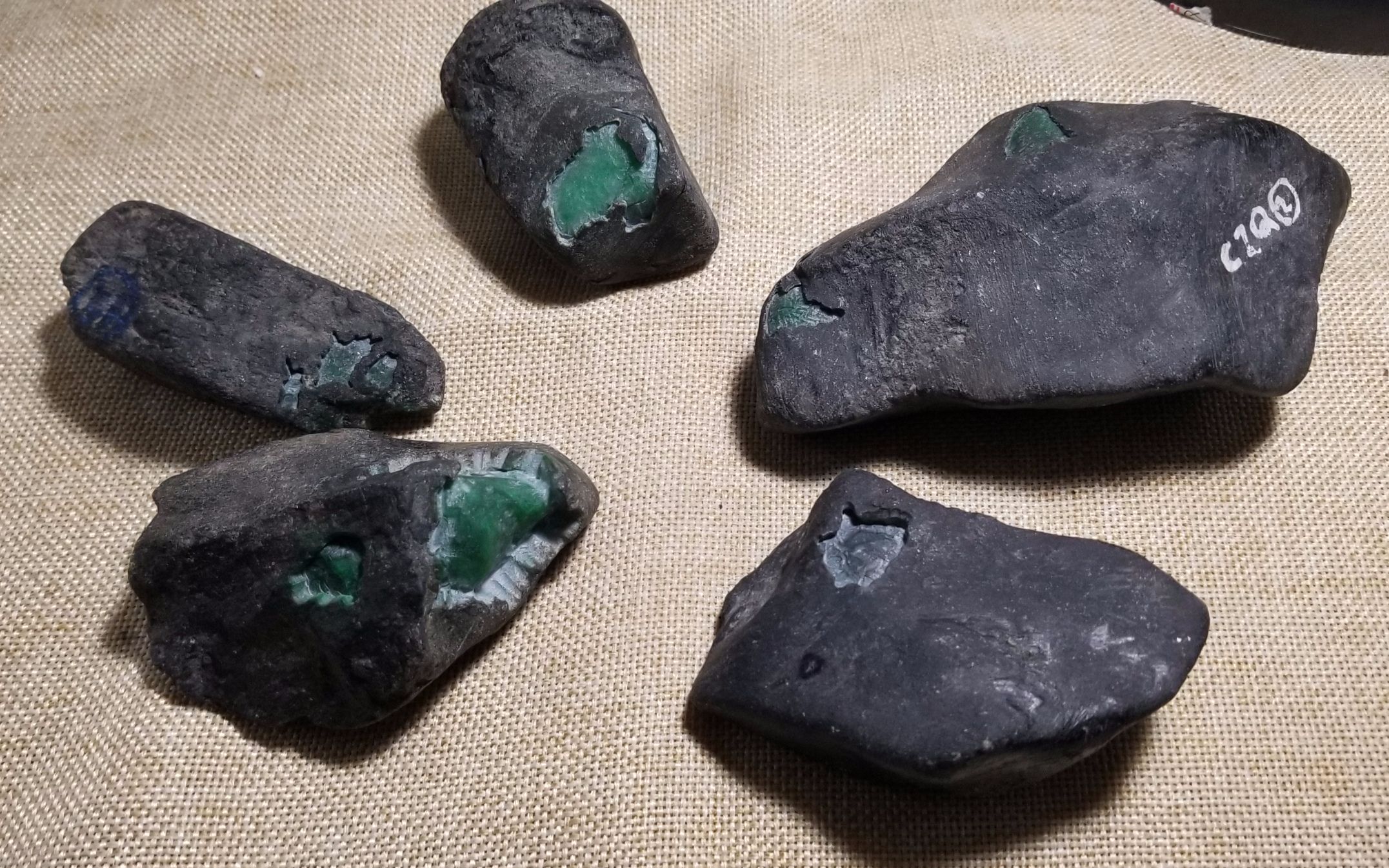 莫湾基翡翠原石黑乌沙竟然是这样形成,一特征能看出有无变种!