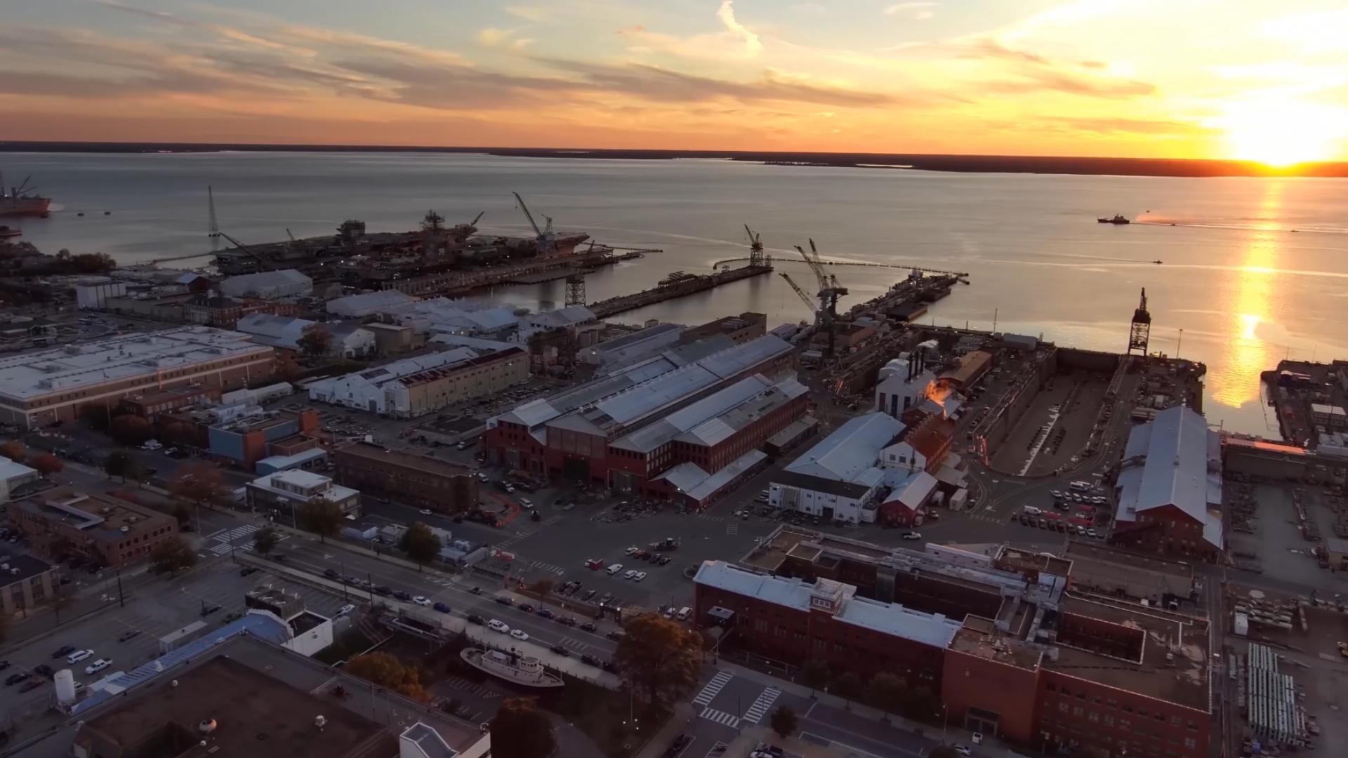 美国纽波特纽斯船厂内正在建造的福特级超级航母