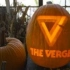 [The Verge] 在万圣节出现的南瓜雕刻师