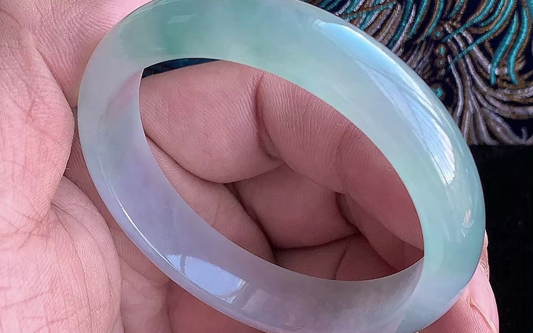 翡翠手镯冰种飘绿花玉镯子