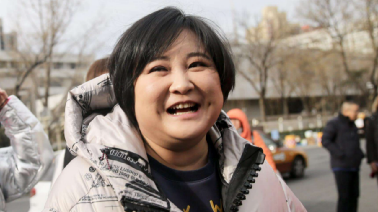 贾玲金鸡奖造型好惊艳!穿花裙子踩高跟皮鞋,咧嘴大笑双下巴明显