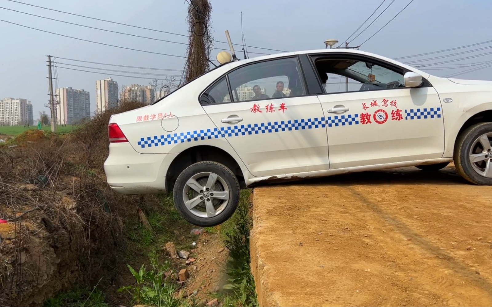 [图]倒车不小心两后轮掉下路坎，轮子悬空失去抓地力，在不找救援的情况下，老司机教你一个人如何快速自救