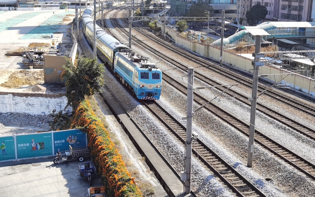 牌!]0141号韶山8牵引无水牌刷绿25t列车广深铁路北行通过草埔跨线桥