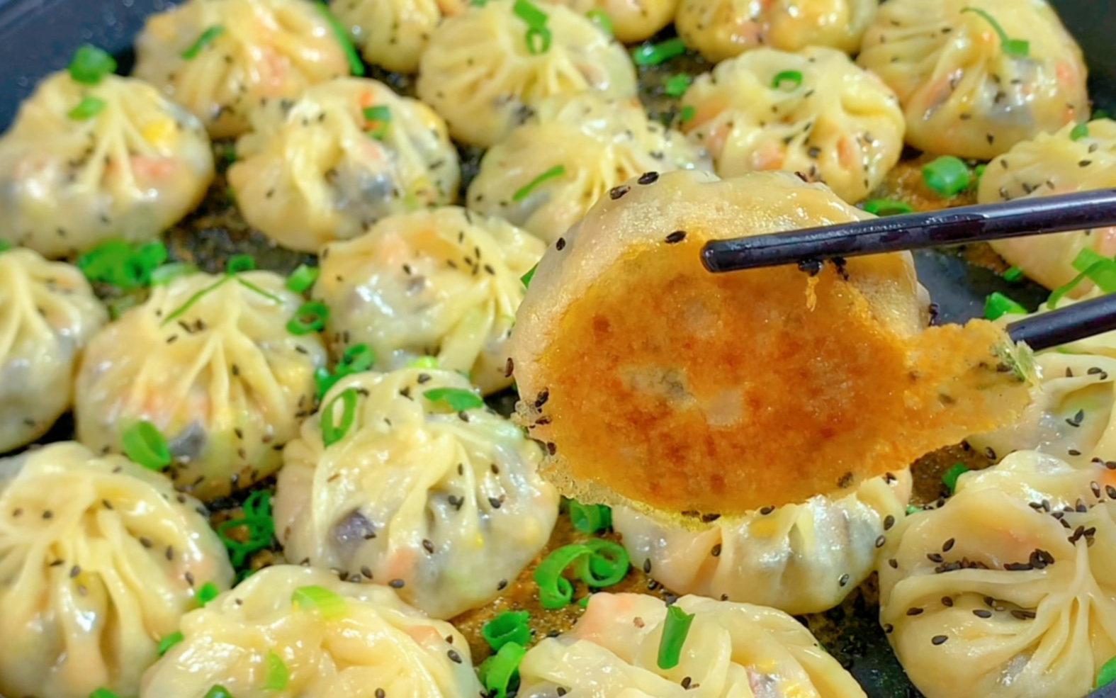 想吃素馅生煎包不用出去买,试试这个家常做法,皮包馅大金黄酥脆