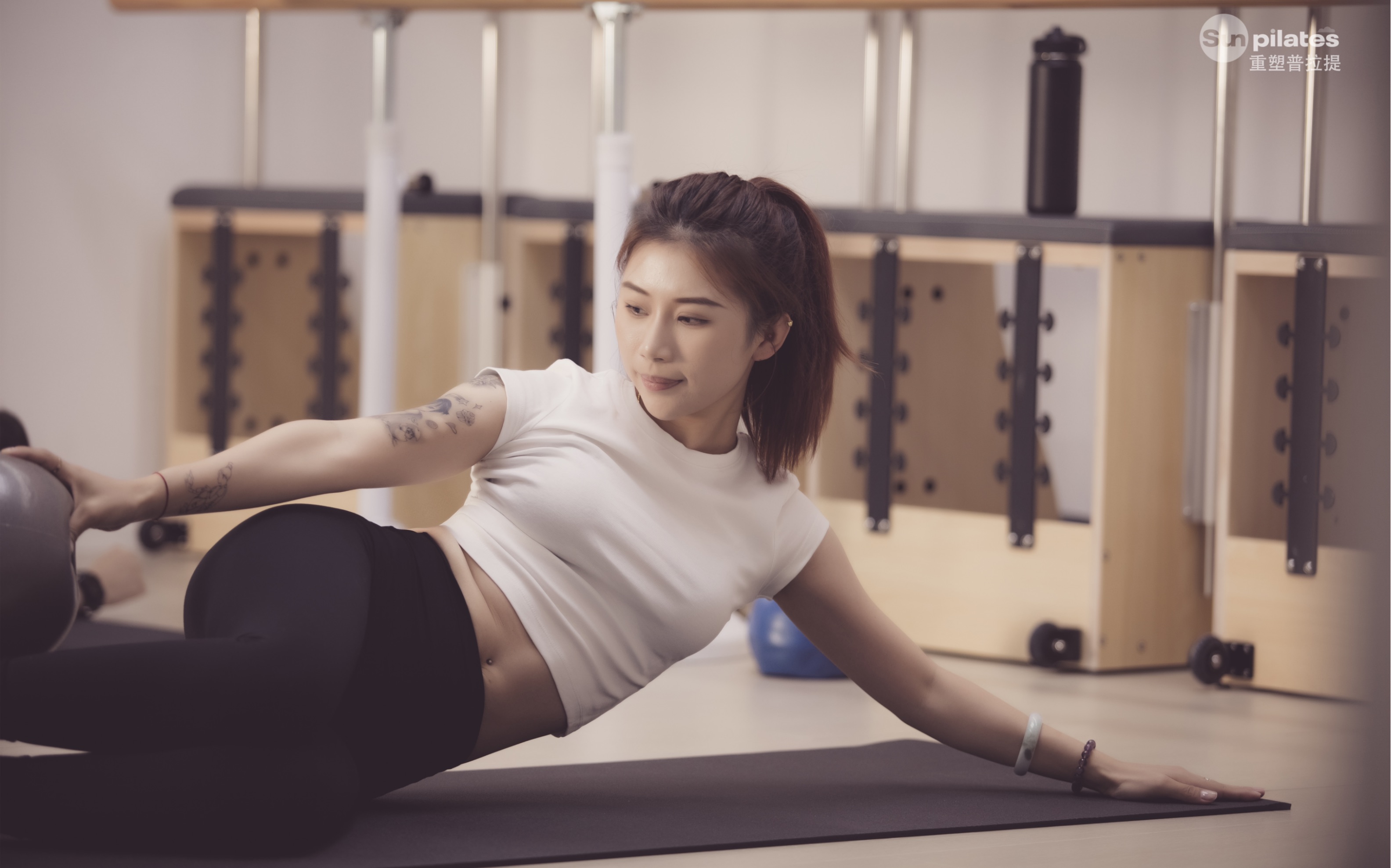 垫上普拉提马甲线 强化核心 塑造腰腹曲线 一起练起来吧