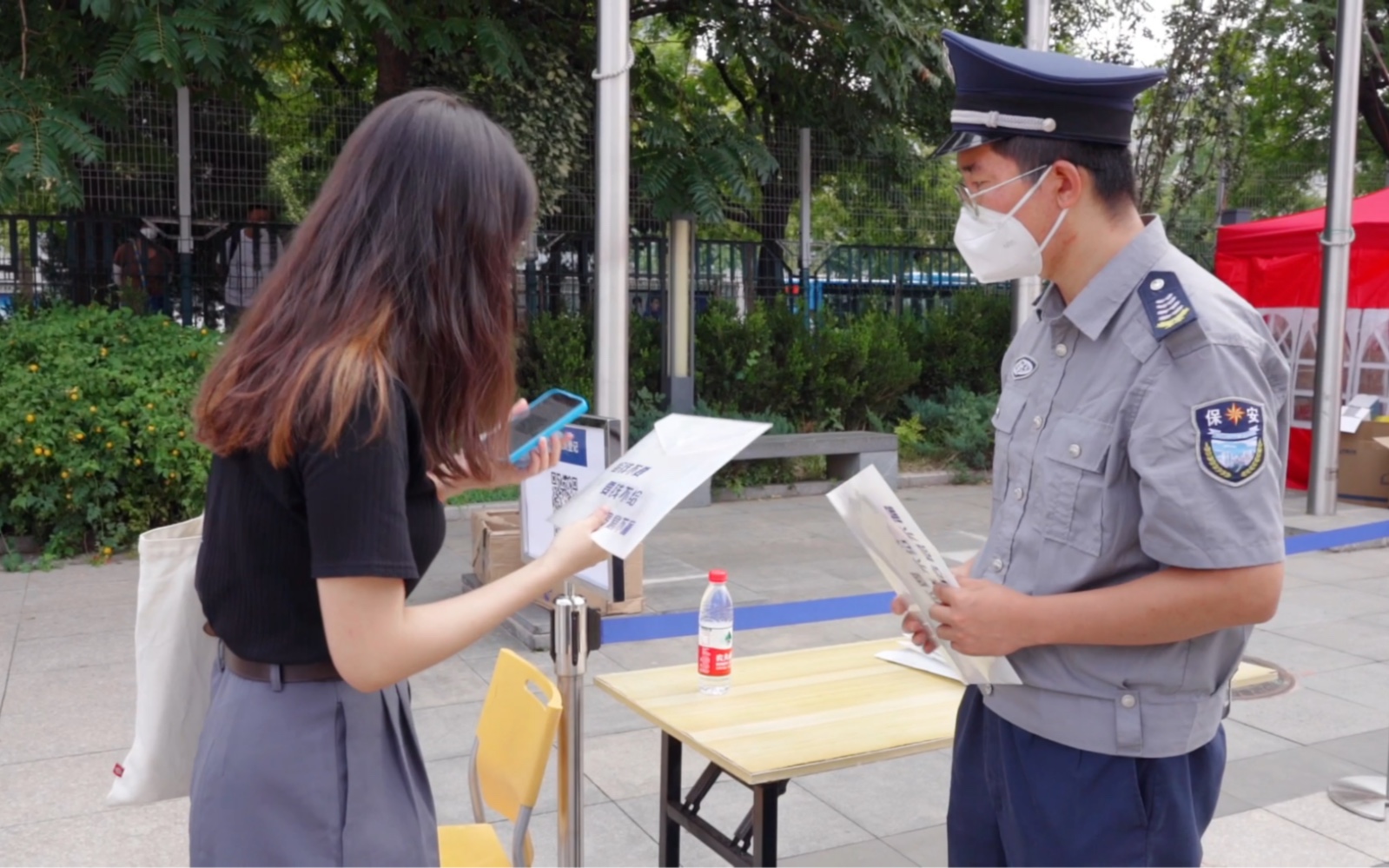 8月29日是北京大学2022级研究生新生报到日,让我们跟随镜头,一起来看看守护校园的保安小哥儿哔哩哔哩bilibili