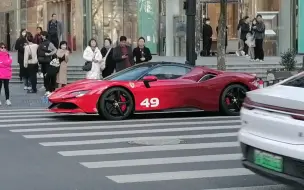 Скачать видео: 上海新天地拍车，49号SF90帅气，全员声浪炸裂