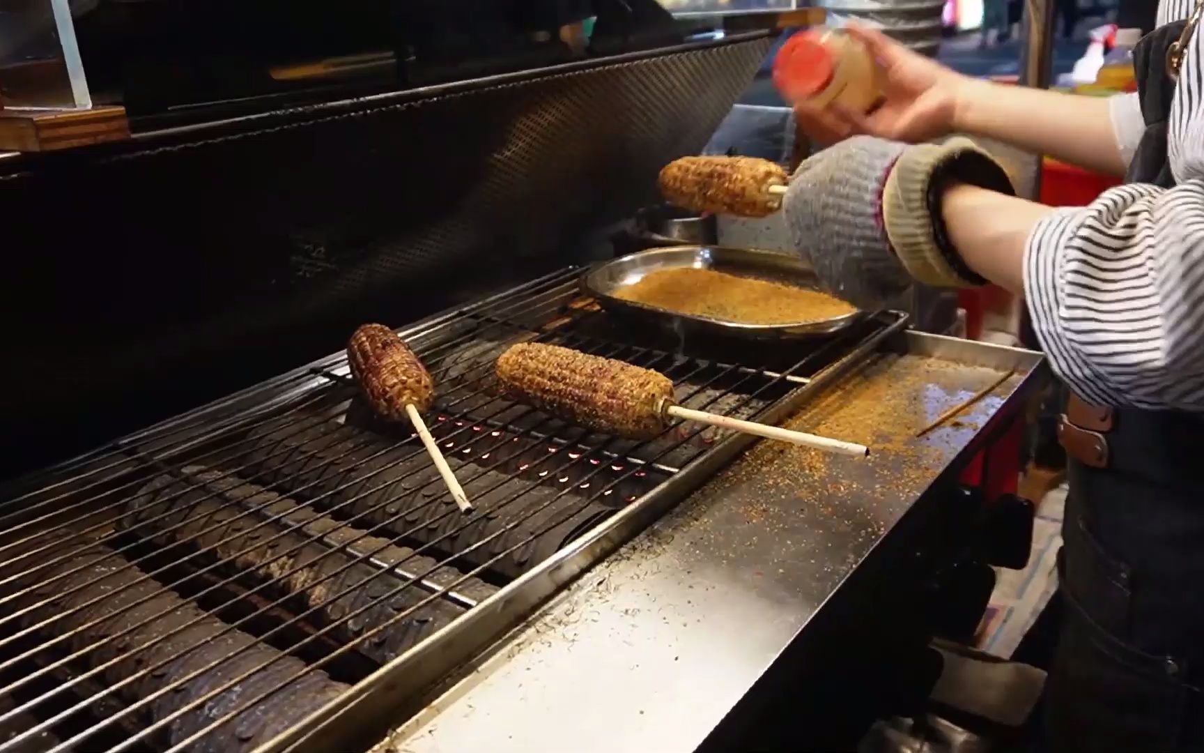 这才是最正宗的街头烤玉米看到成品的那一刻好想尝一尝