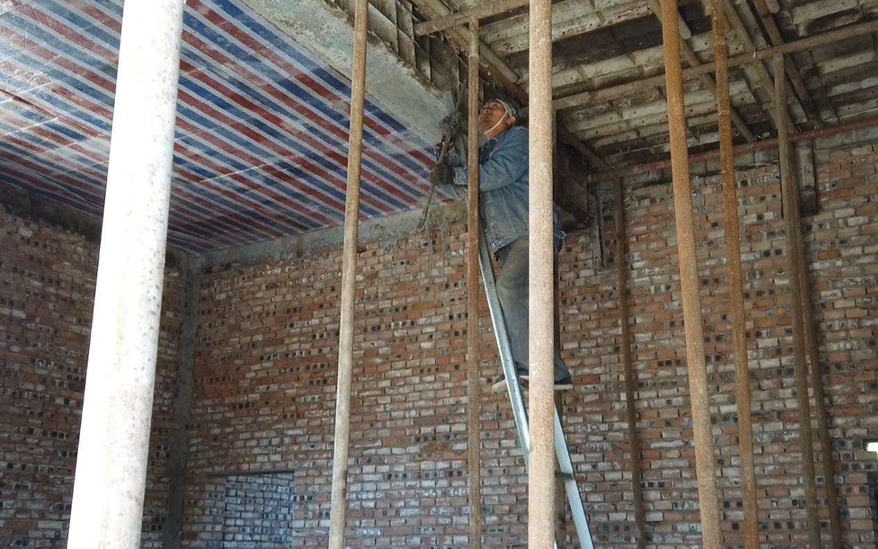 建房第35天,二层封顶拆模板,500元请专业师傅拆,看着就危险