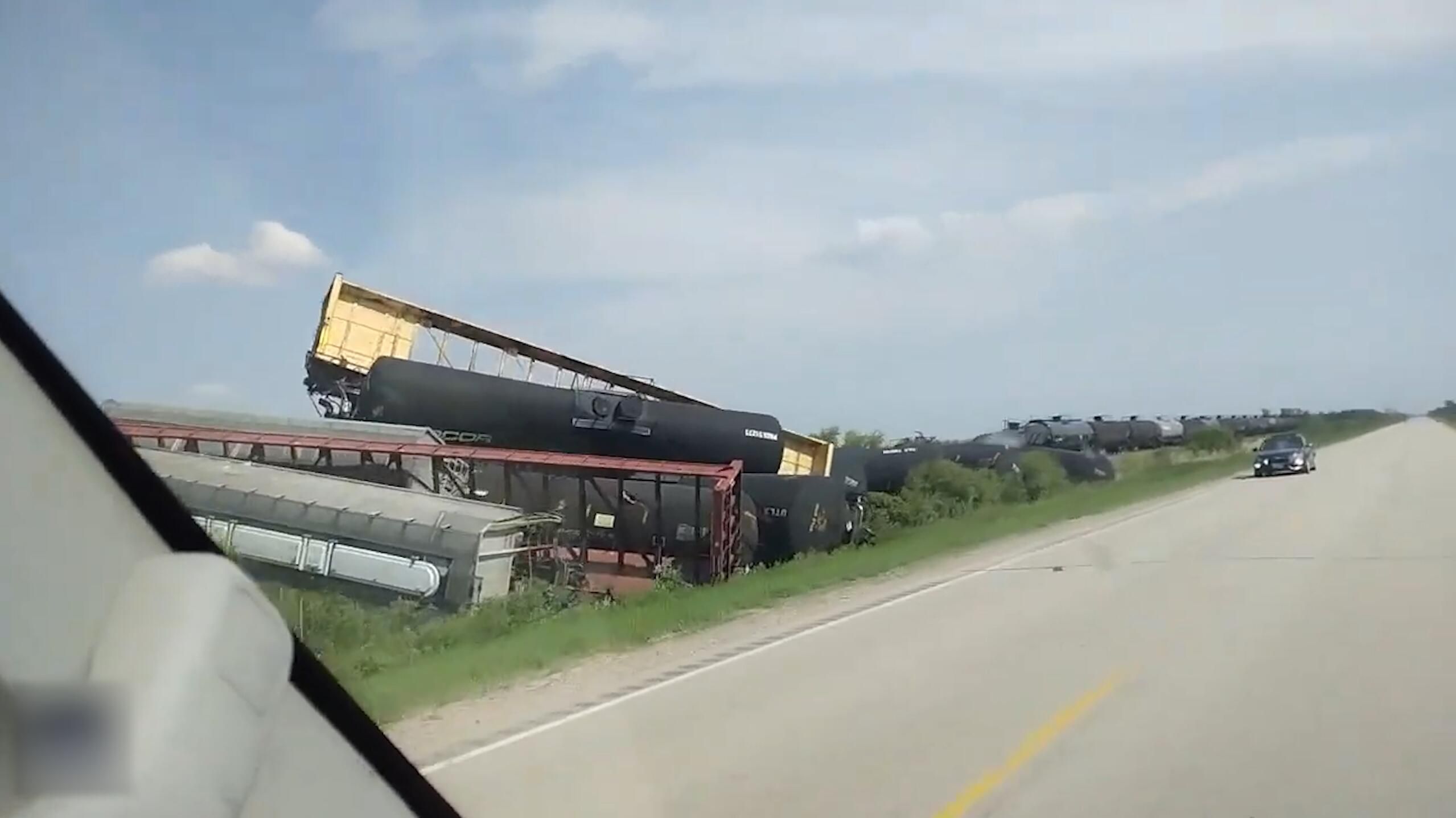 两天两起!美国又有载易燃液体在内的危险品火车脱轨