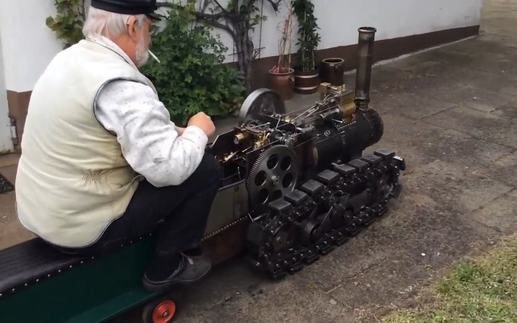 德国60岁大爷自制蒸汽车,这素的真感人!