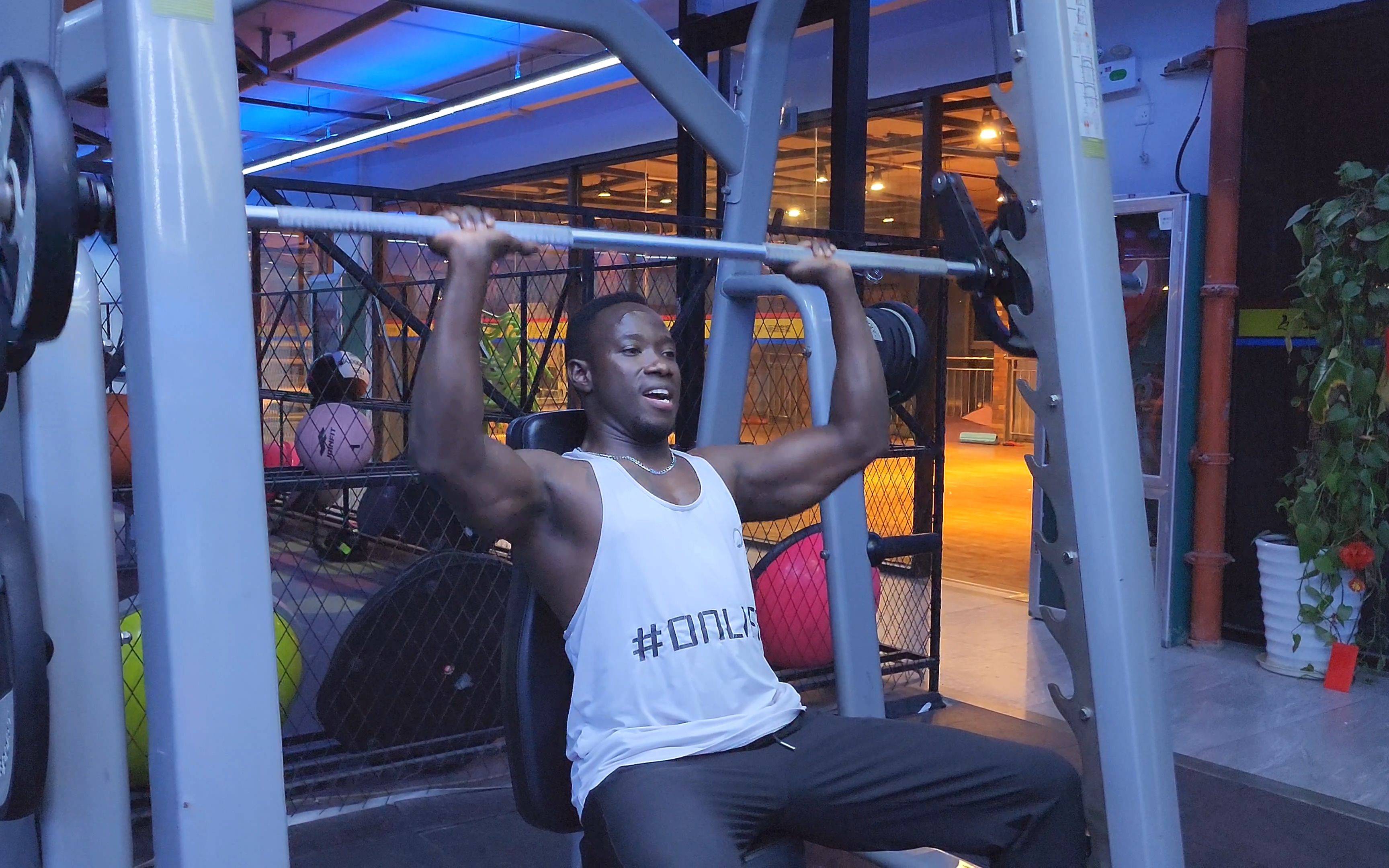 老外小伙说中英文:这家健身房的最后一夜