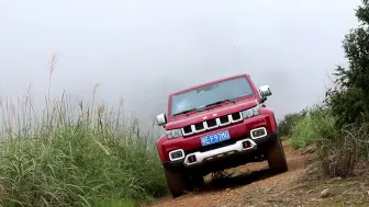 开着bj40越野车去山上游玩，在仙境一般的山丘泥泞草丛中如履平地_