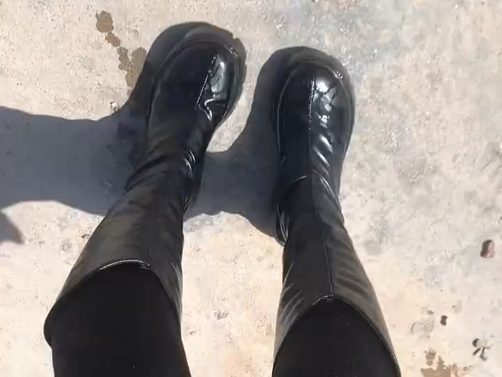 这天太热啦!靴子袜子都被汗湿了!